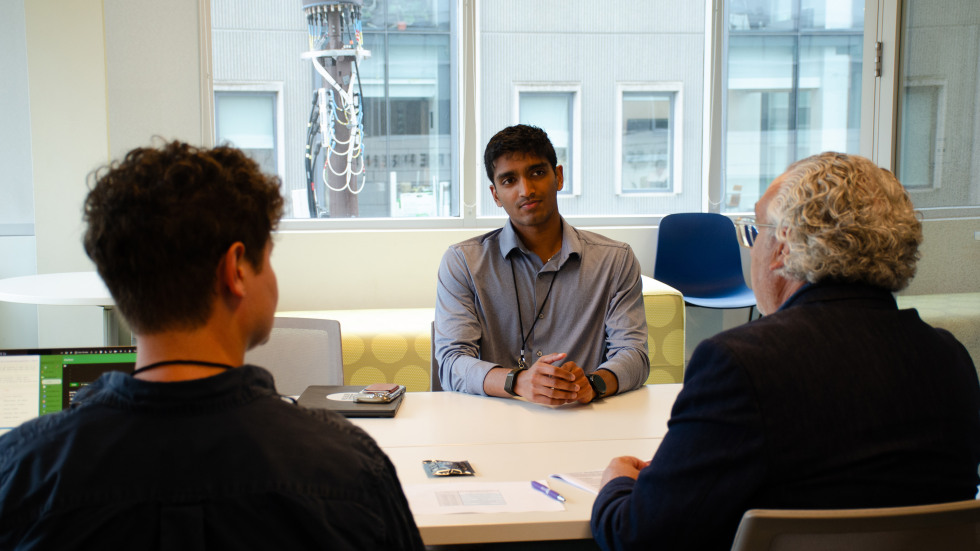 Student giving presentation during Mentor Roundtable